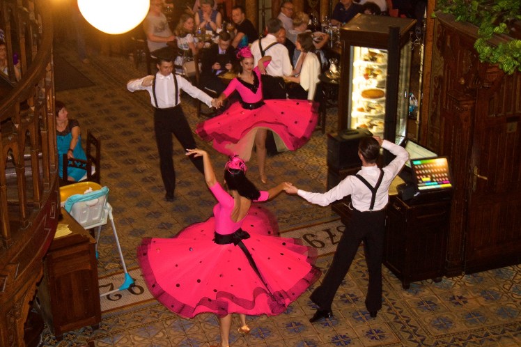 Caru' cu Bere dancers