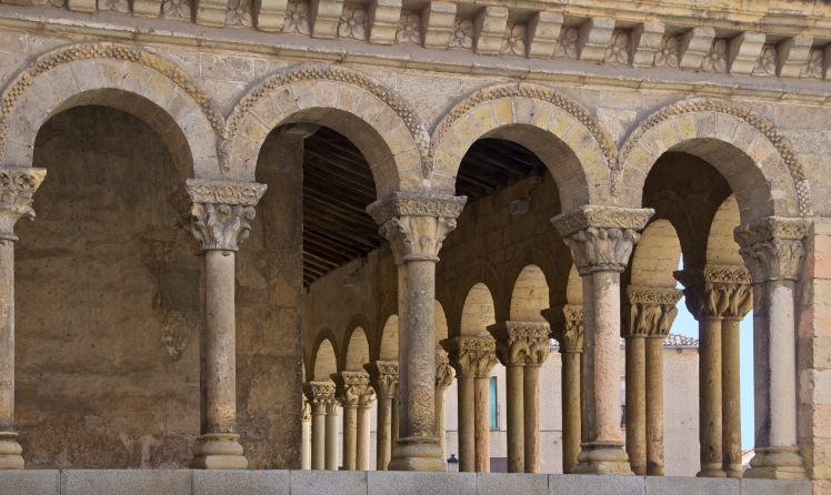 Romanesque_walkway_San_Martin_Segovia